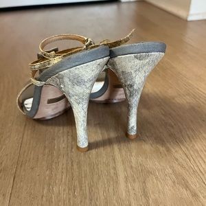 Badgley Mischka Women's Beautiful Snakeskin Ankle Strap High Heels Size 8